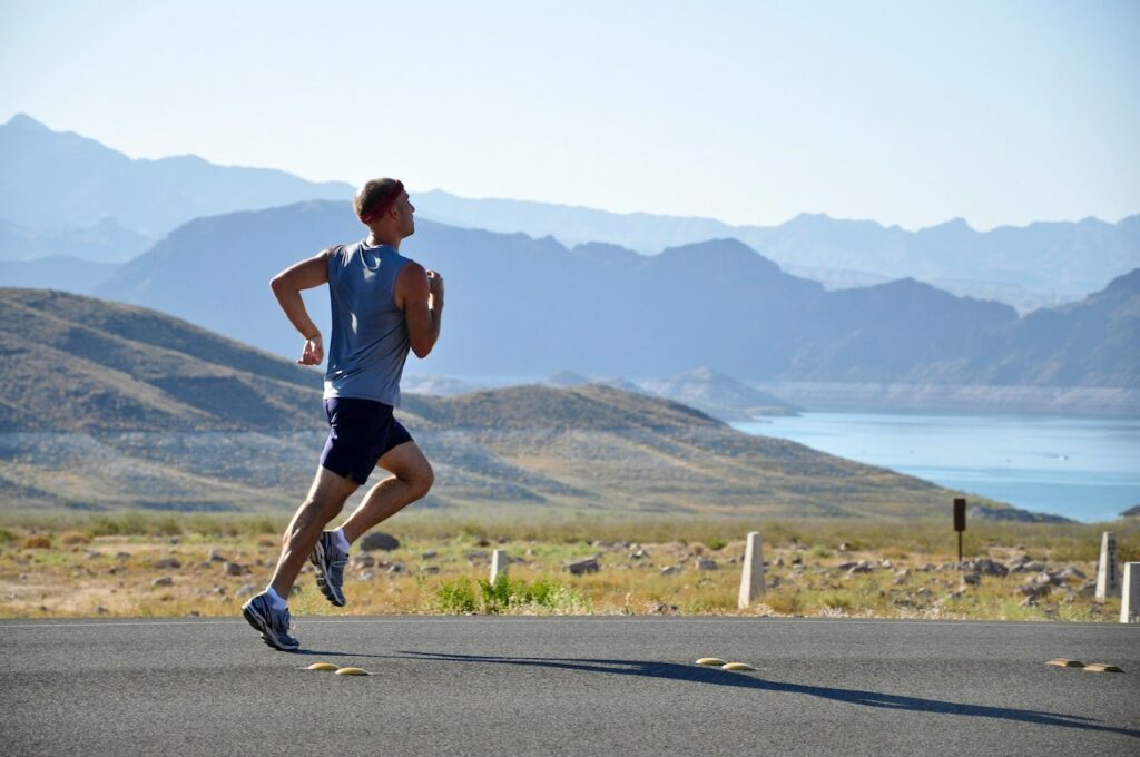 Vida saudável: Homem correndo para manter sua saúde em dia.